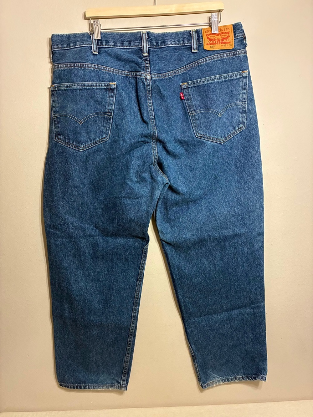 Levi's 550 Men's Blue medium Wash relaxed fit Jeans 100% cotton Size 42x30